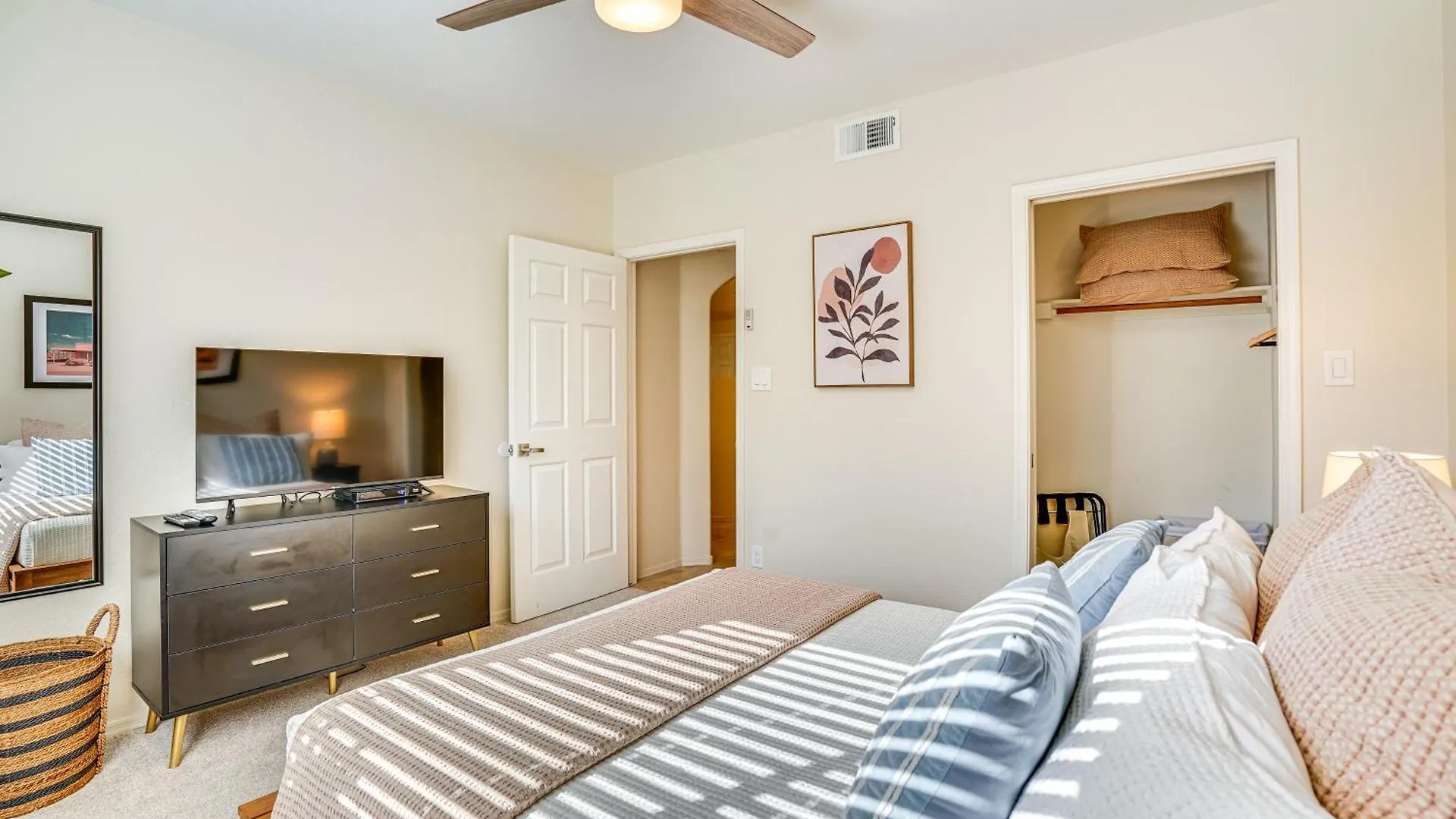 Family-Friendly Condo With Pool Access In Phoenix!